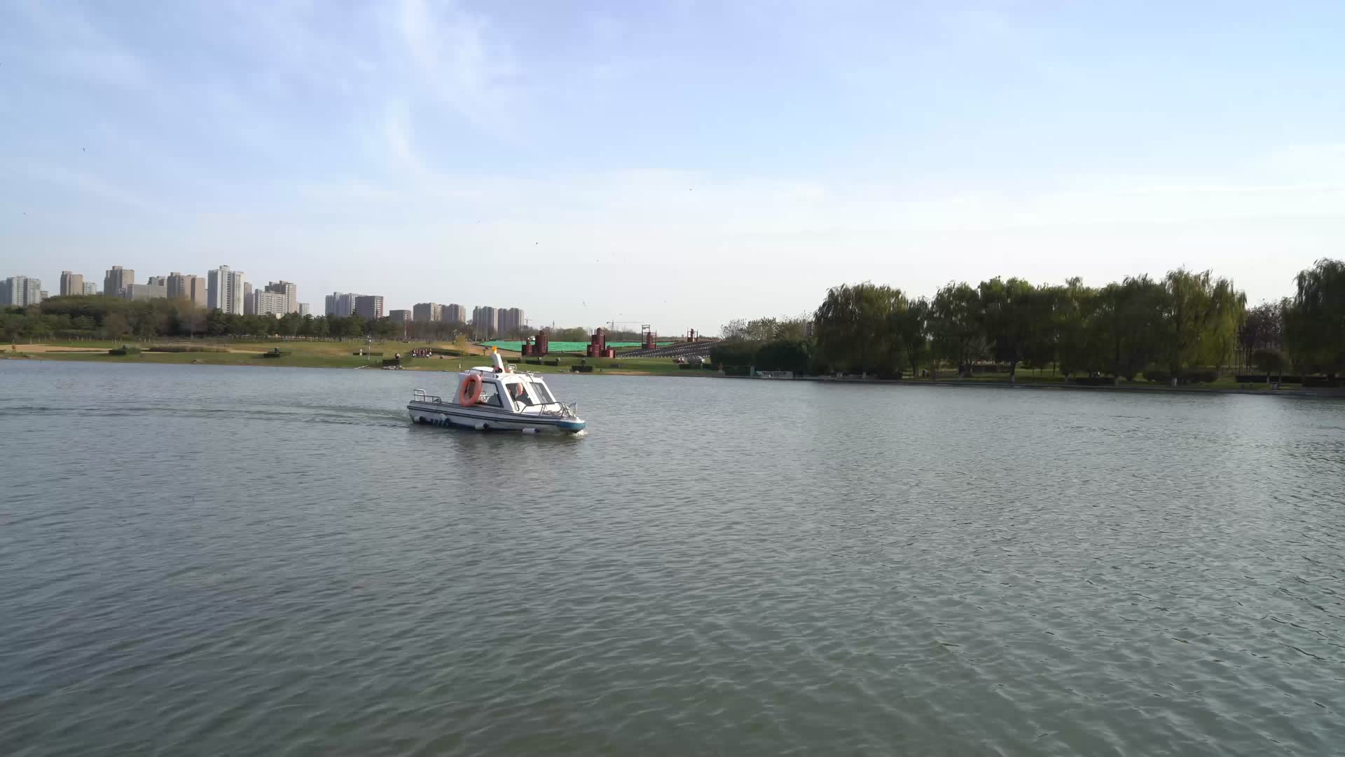 大明宫遗址公园游船划船湖面泛舟视频的预览图