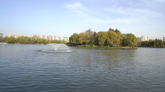 大明宫遗址公园湖边湖畔风景视频的预览图