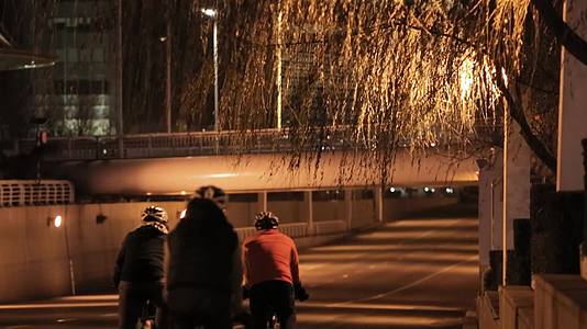 夜间骑行的中年男人视频的预览图