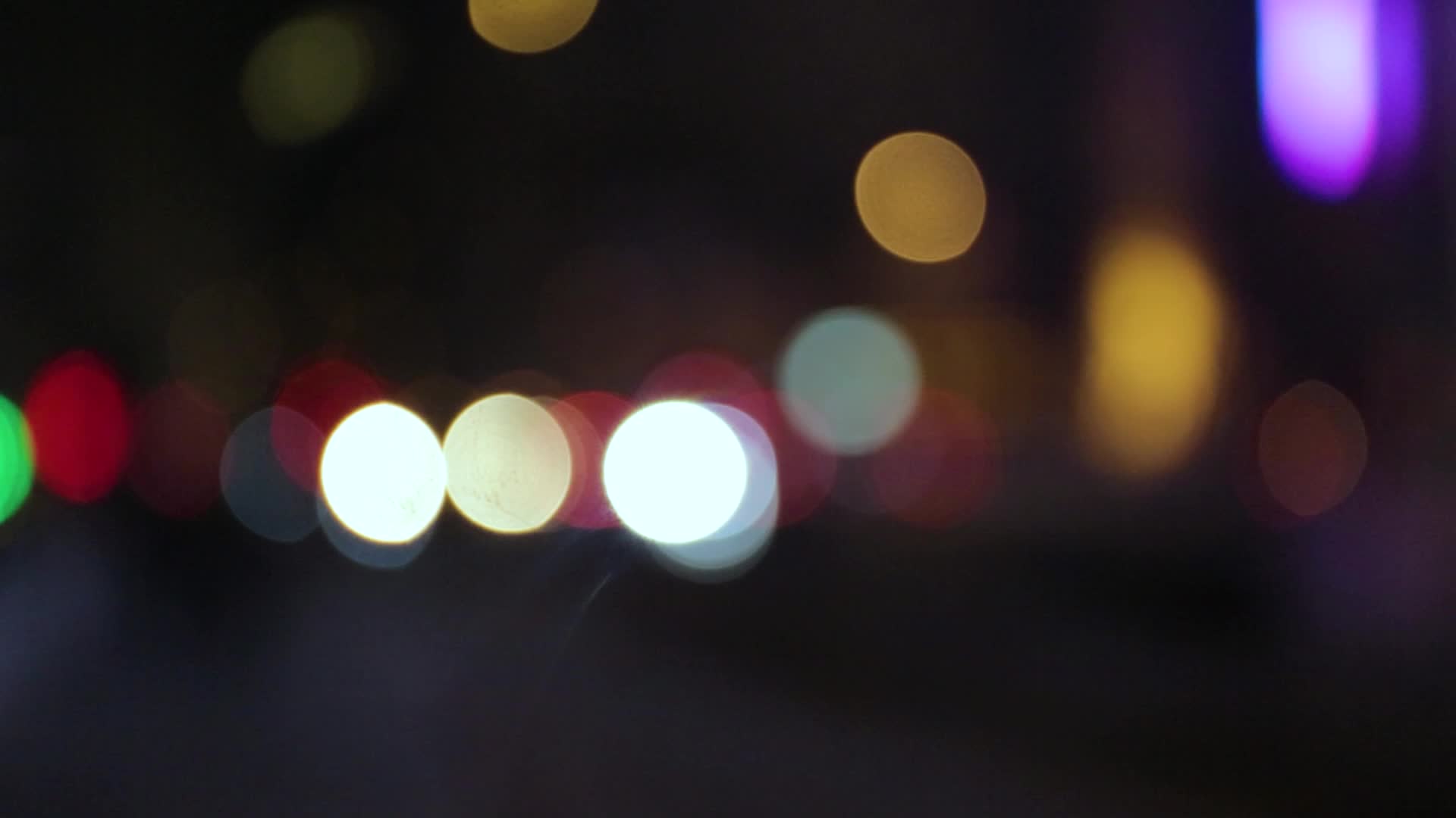 城市交通车流光圈虚化夜景视频的预览图