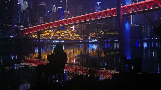 重庆网红景点洪崖洞最佳观景点江对岸钓鱼的人视频的预览图