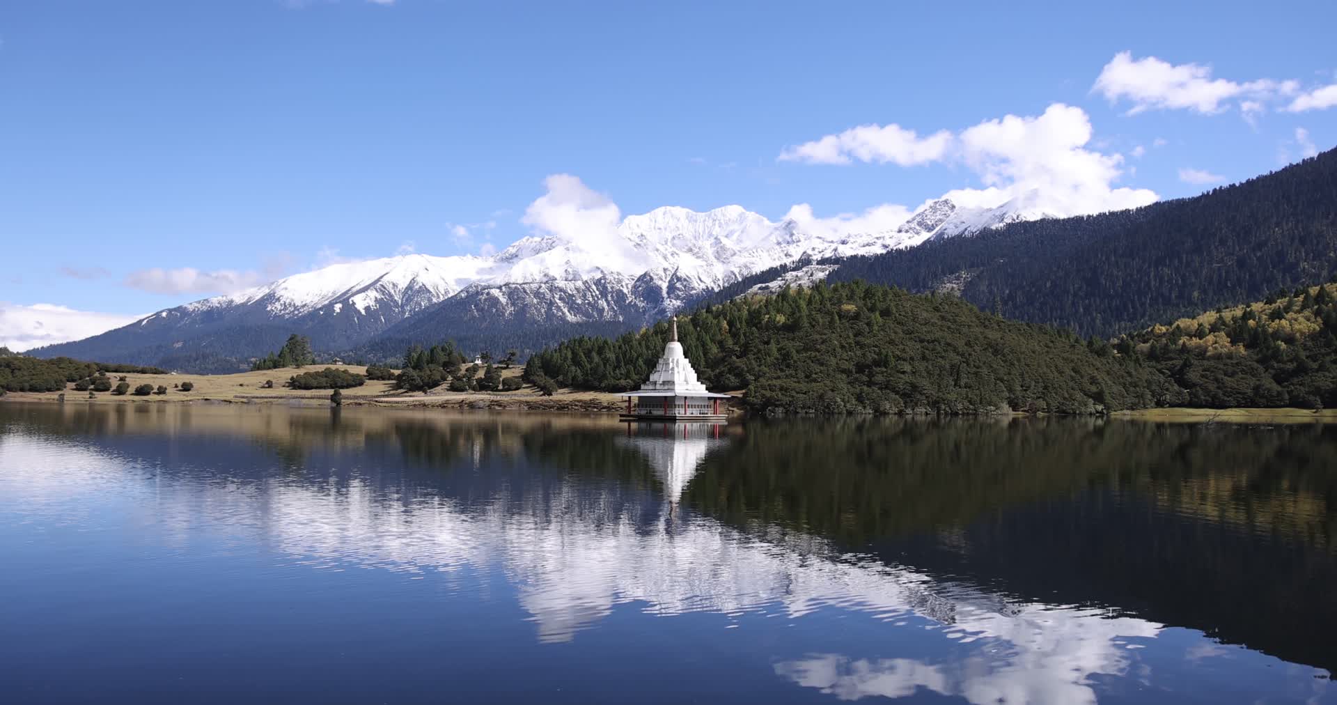4K鲁朗湖水与雪山西藏风光视频的预览图