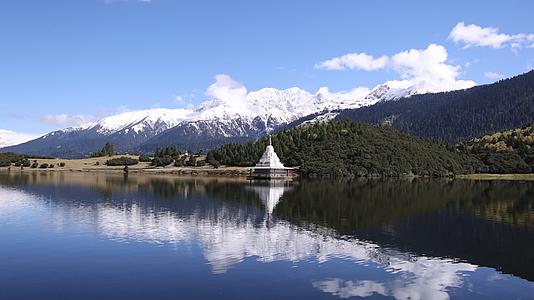 4K鲁朗湖水与雪山西藏风光视频的预览图