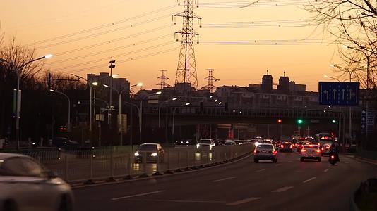 城市街道落日夜景车流下班回家城市高峰视频的预览图