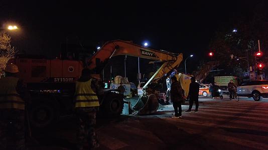 抢修冬天道路施工城市市政工程施工夜间夜晚修路视频的预览图