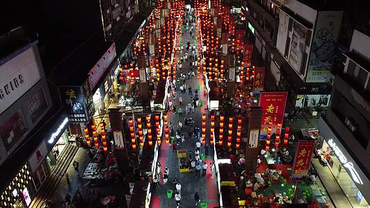 俯视洛阳老城夜市小吃街俯视大红灯笼人流视频的预览图