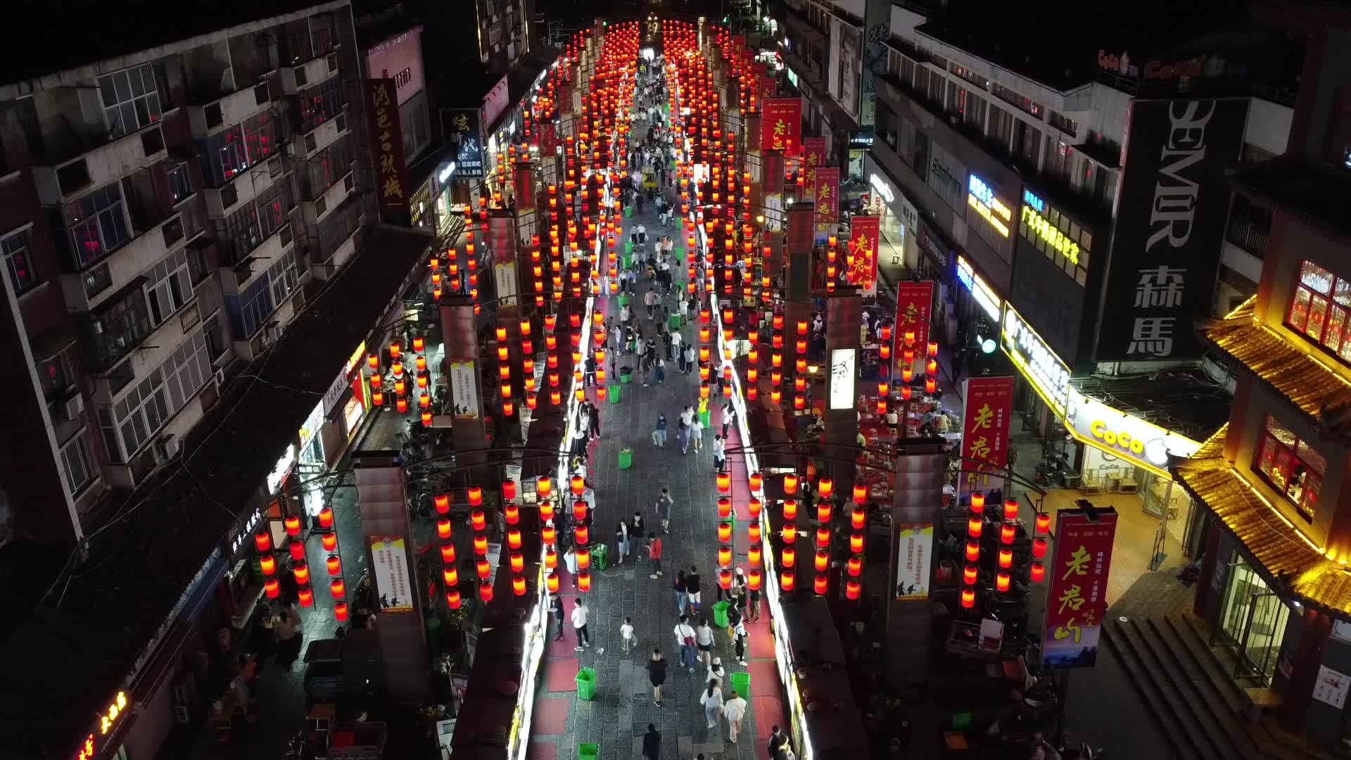 洛阳老城夜市小吃街俯视大红灯笼人流固定视频的预览图