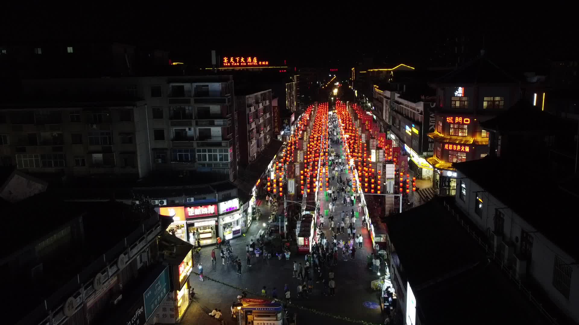 飞向洛阳老城夜市小吃街大红灯笼人流视频的预览图