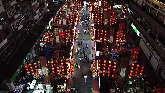 洛阳老城夜市小吃街俯视大红灯笼人流后飞摇起视频的预览图