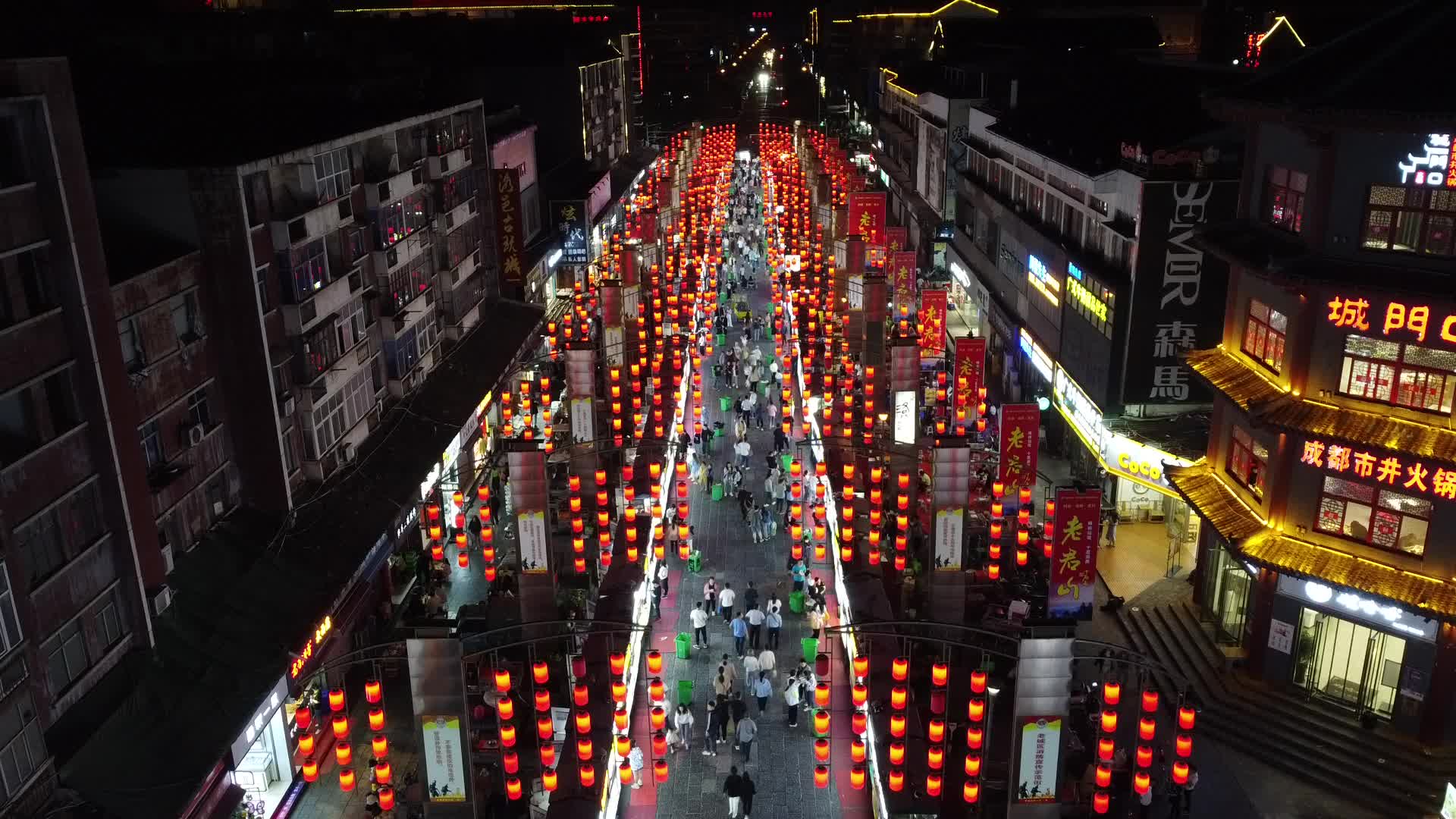 洛阳老城夜市小吃街俯视大红灯笼人流视频的预览图