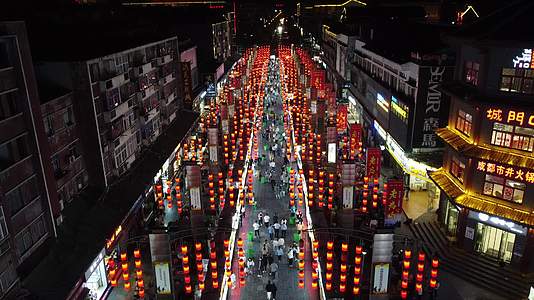 洛阳老城夜市小吃街俯视大红灯笼人流视频的预览图