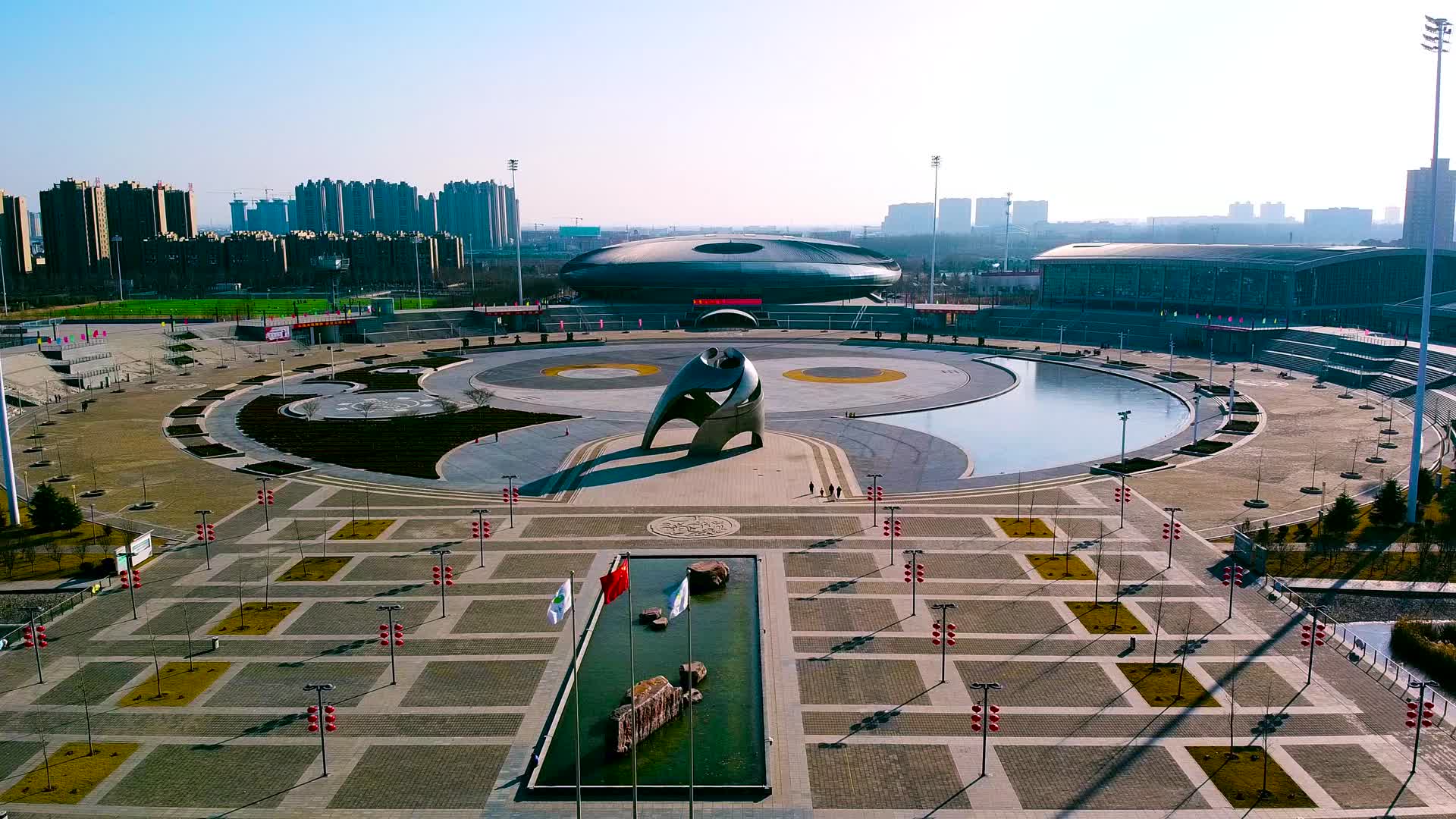 航拍焦作新体育馆大广场视频的预览图
