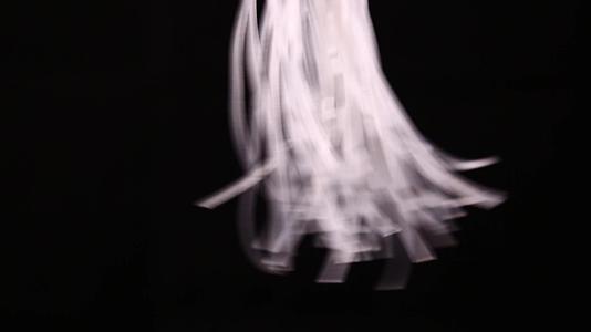 粉丝特写在黑色背景下摇晃视频的预览图