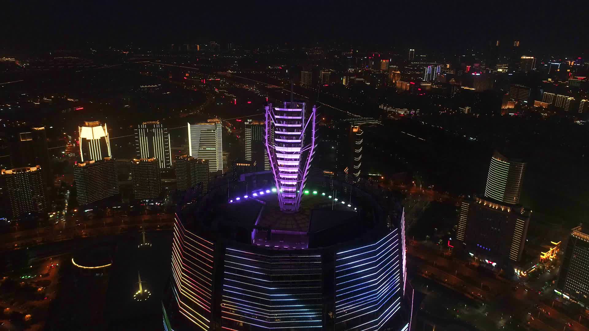 航拍郑州玉米楼顶端灯光视频的预览图