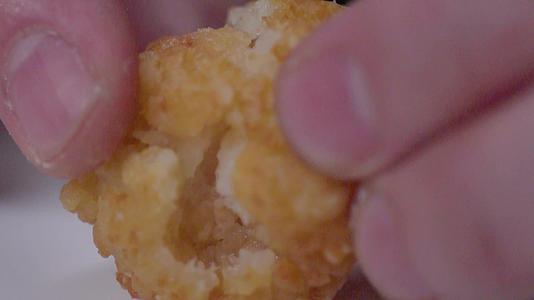 虾滑虾仁美食制作过程视频的预览图