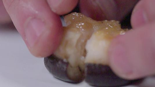 香菇虾滑虾仁美食制作过程视频的预览图