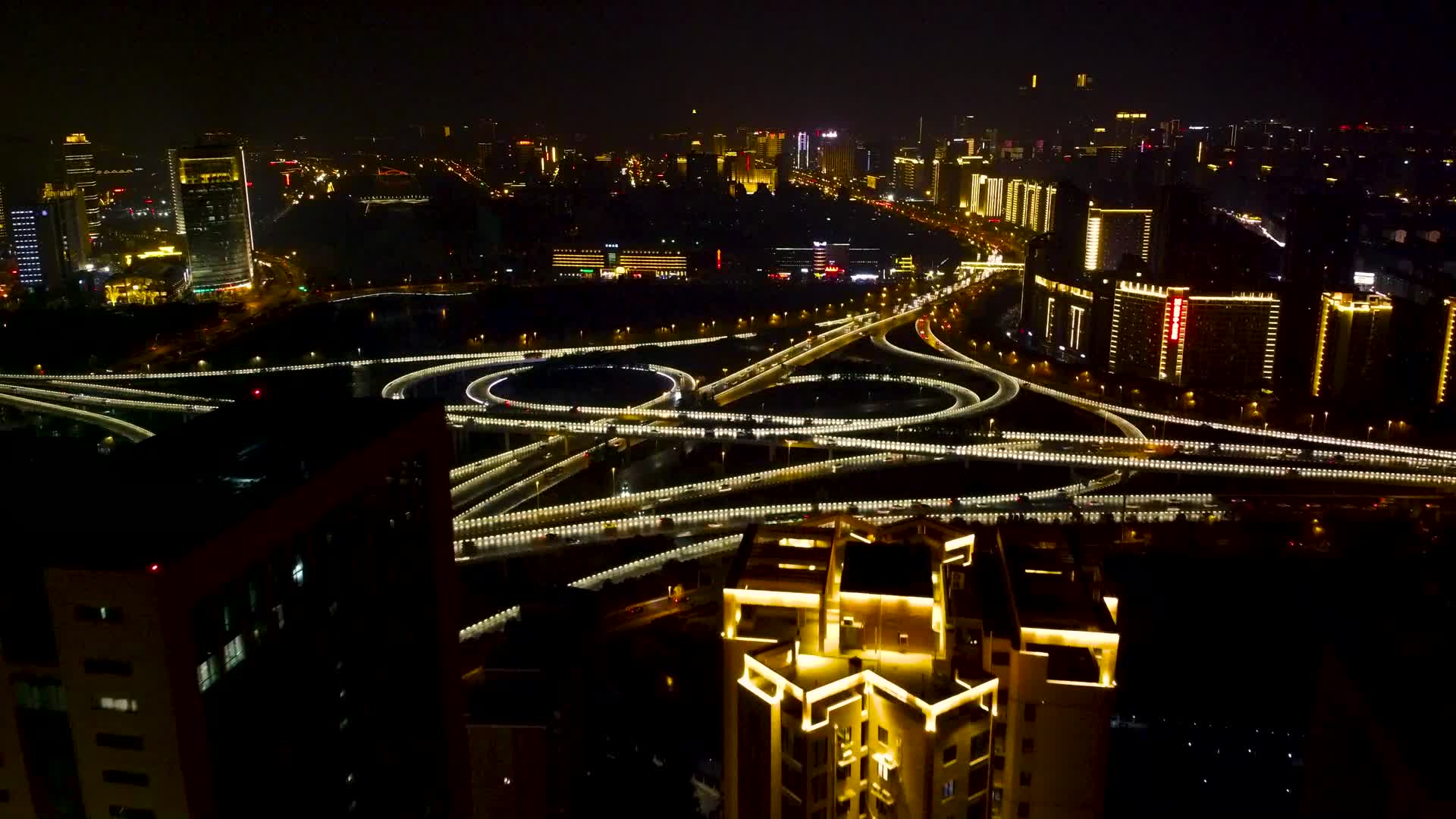 航拍郑州金水路立交桥夜景视频的预览图
