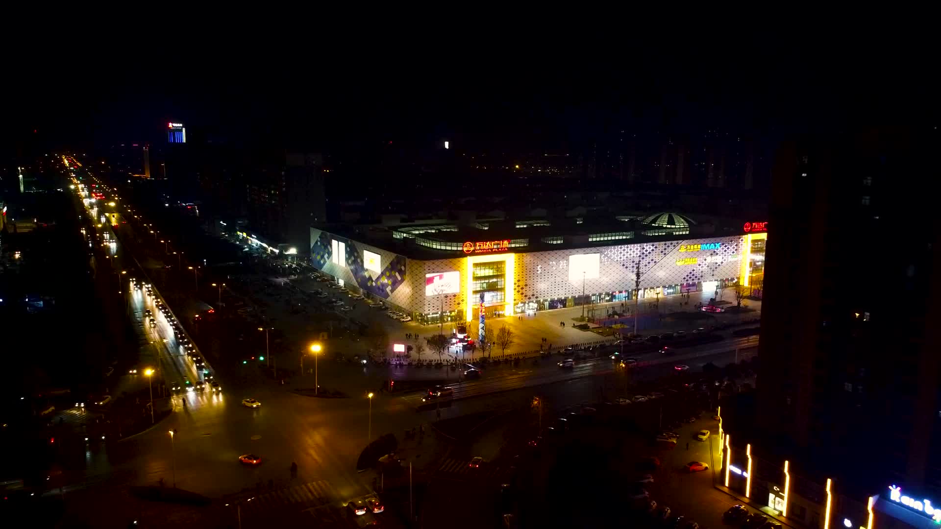 航拍焦作万达广场商场夜景视频的预览图