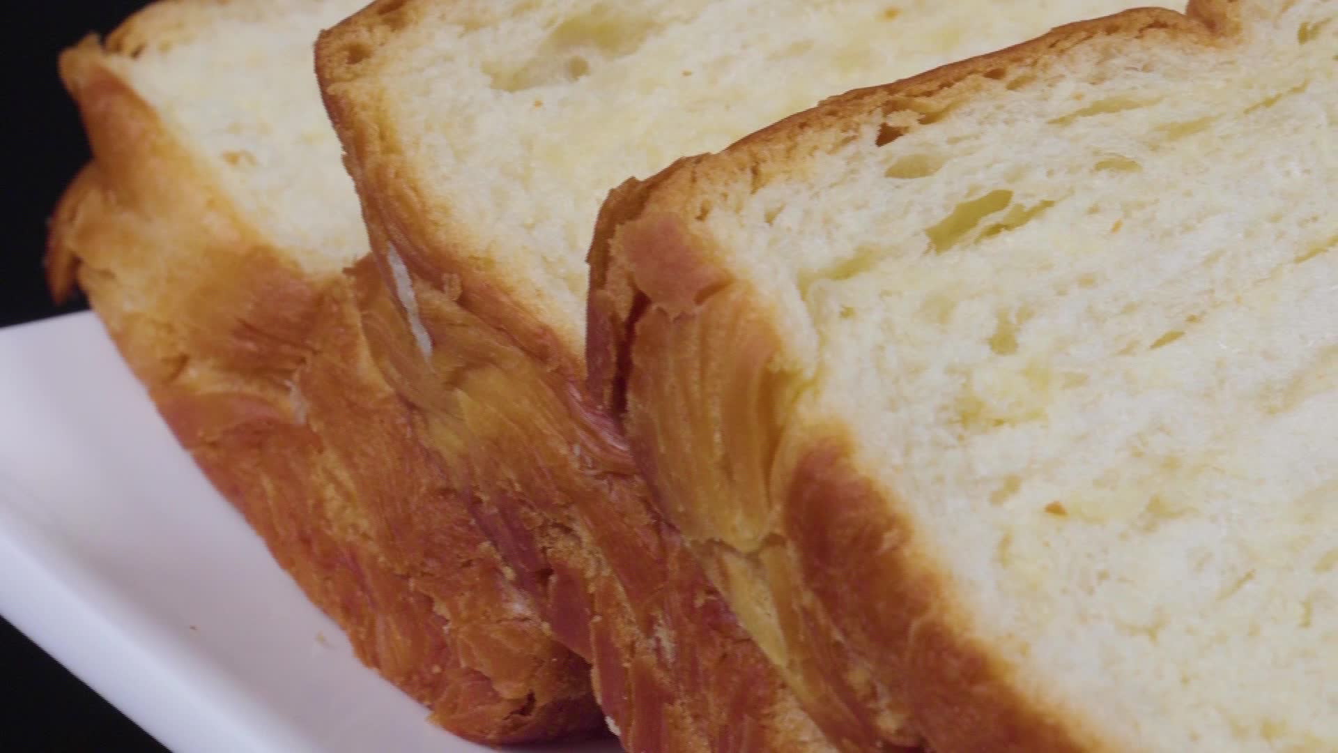 夹心蛋糕和面包美食拍摄视频的预览图