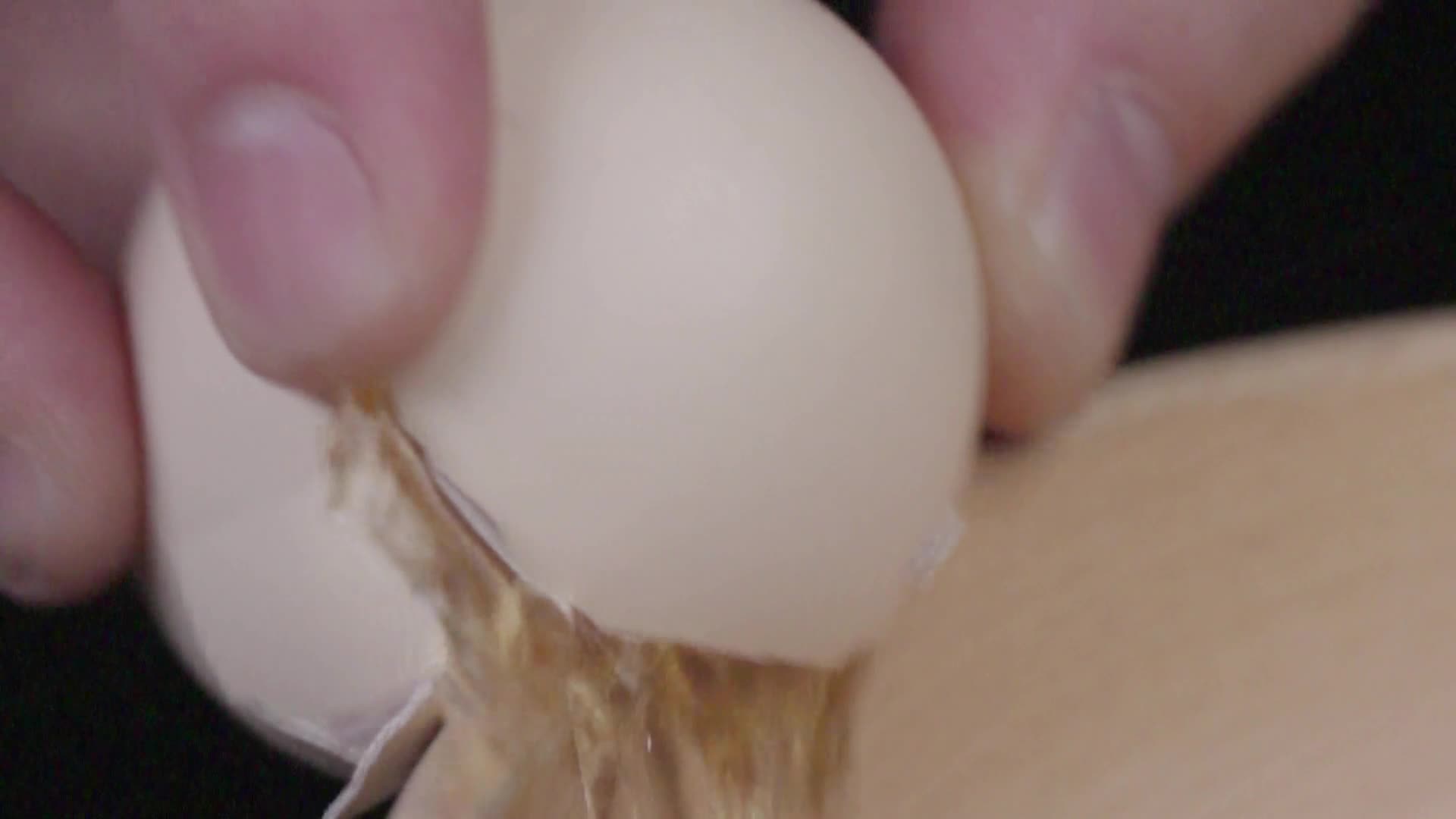 鸡蛋卷制作过程牛奶鸡蛋面粉拍摄视频的预览图