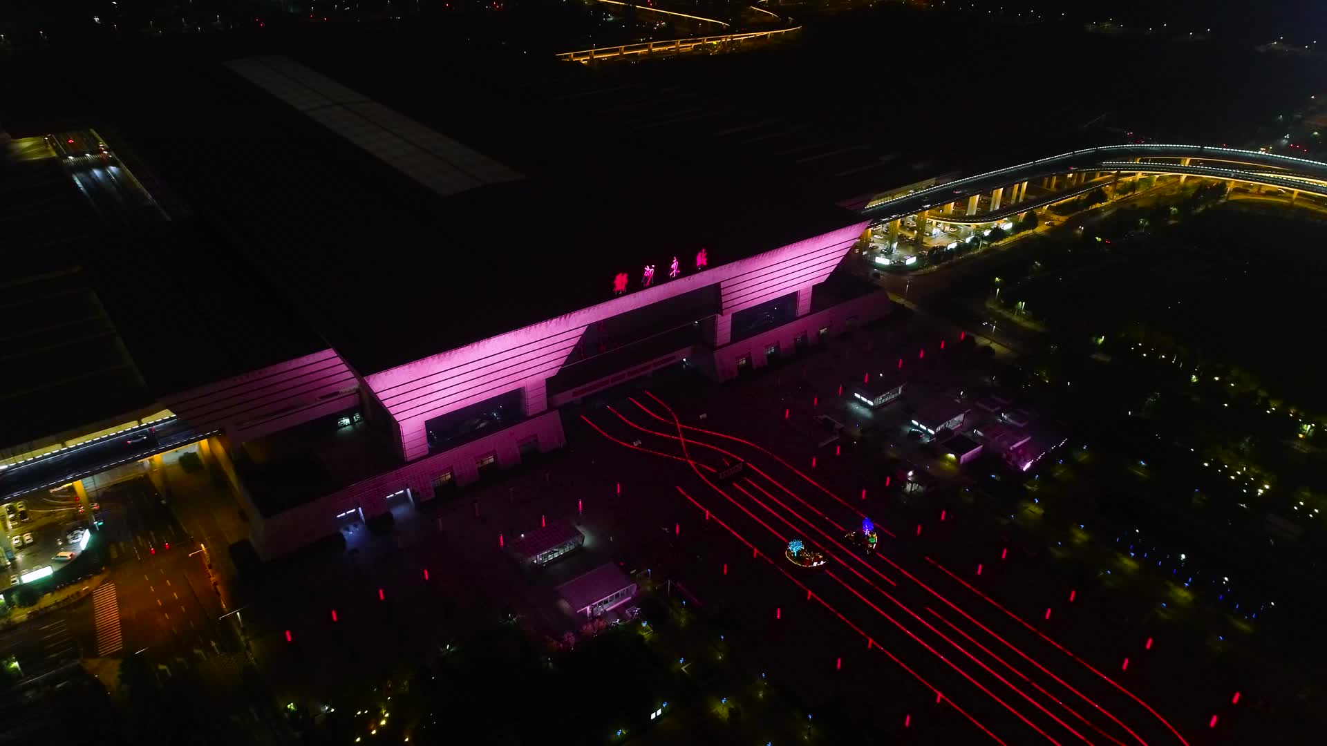 航拍郑州东站高铁站夜景视频的预览图