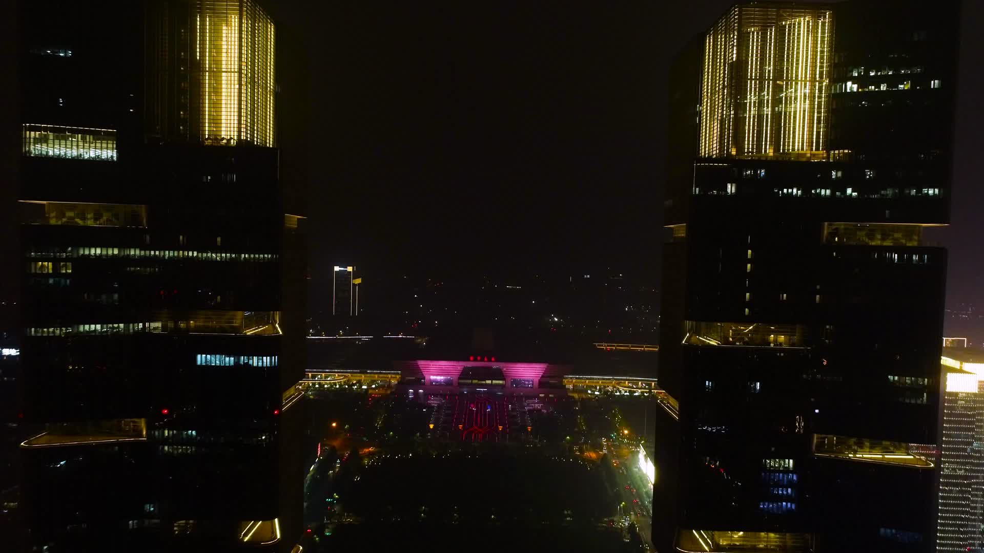航拍从郑州双子塔两栋大楼看郑州东站视频的预览图