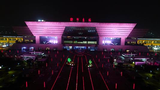 航拍郑州东站高铁站西广场夜景视频的预览图