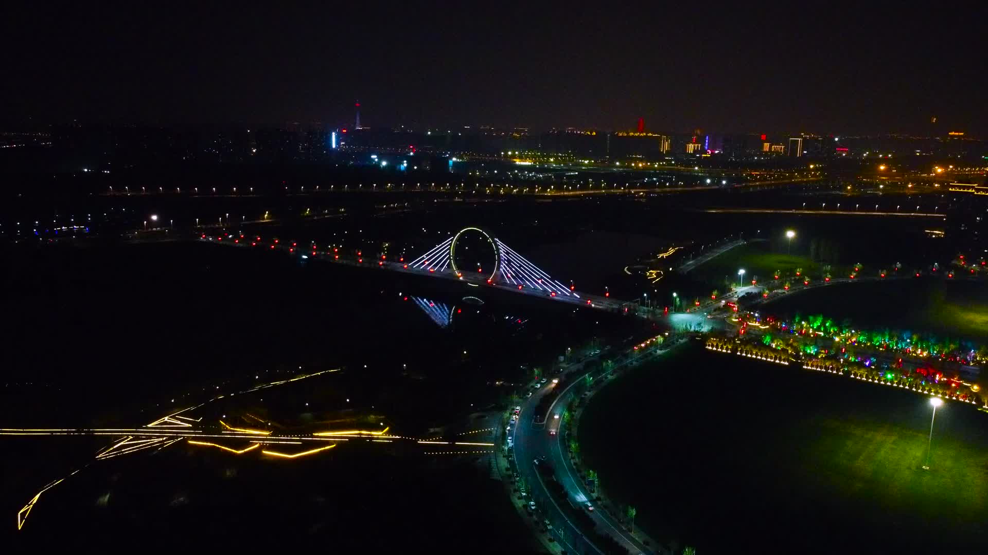航拍郑州蝶湖公园戒指桥夜景全景视频的预览图