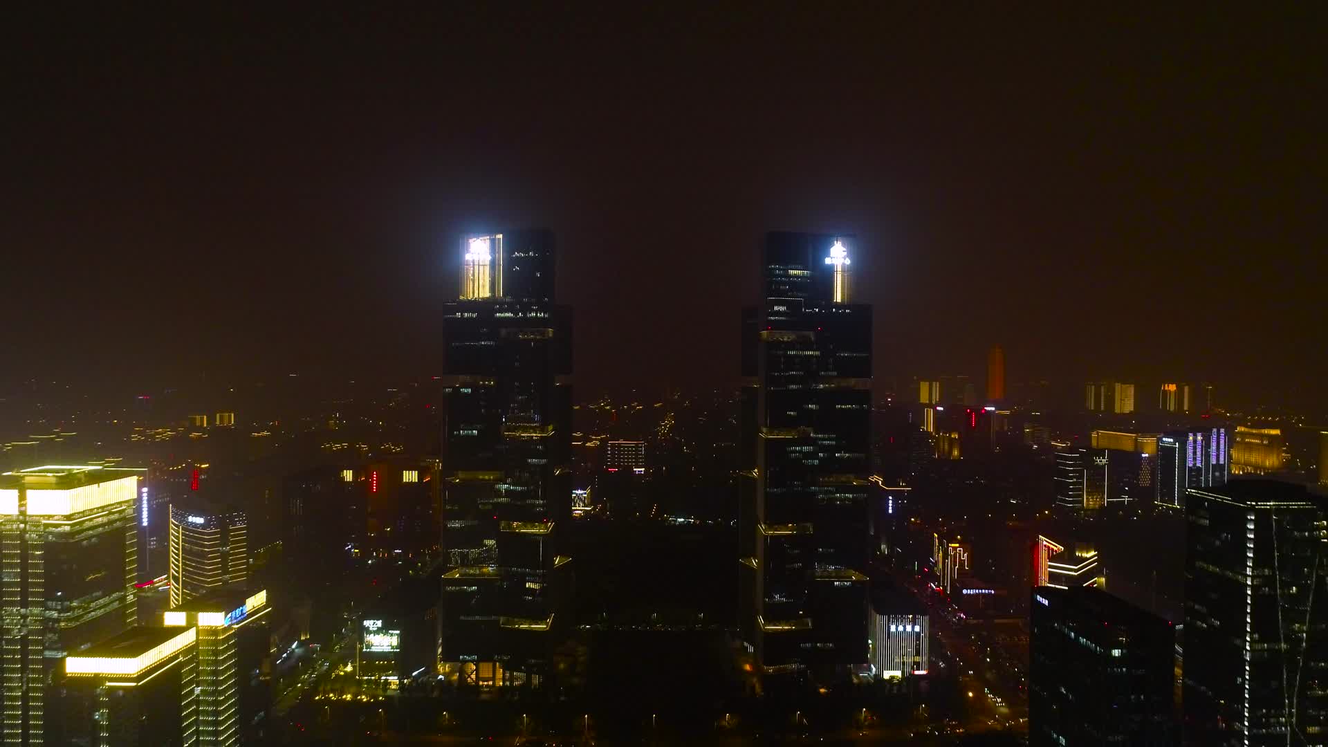 航拍郑州绿地双子塔梦幻夜景视频的预览图