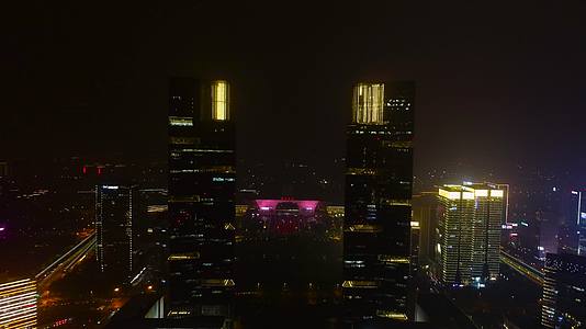 航拍从郑州双子塔中间俯瞰郑州东站视频的预览图