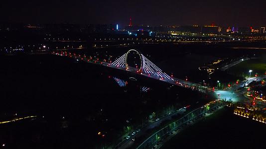 航拍郑州蝶湖公园戒指桥夜景视频的预览图