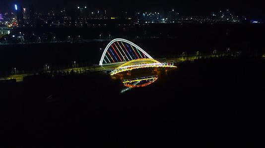 航拍环绕郑州蝶湖公园蝶桥夜景视频的预览图
