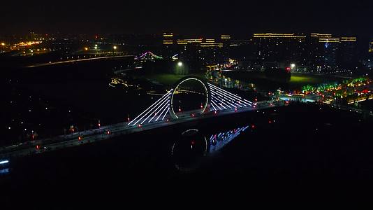 航拍环绕郑州蝶湖公园戒指桥夜景视频的预览图