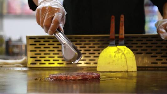 铁板牛排煎制过程美食制作视频的预览图