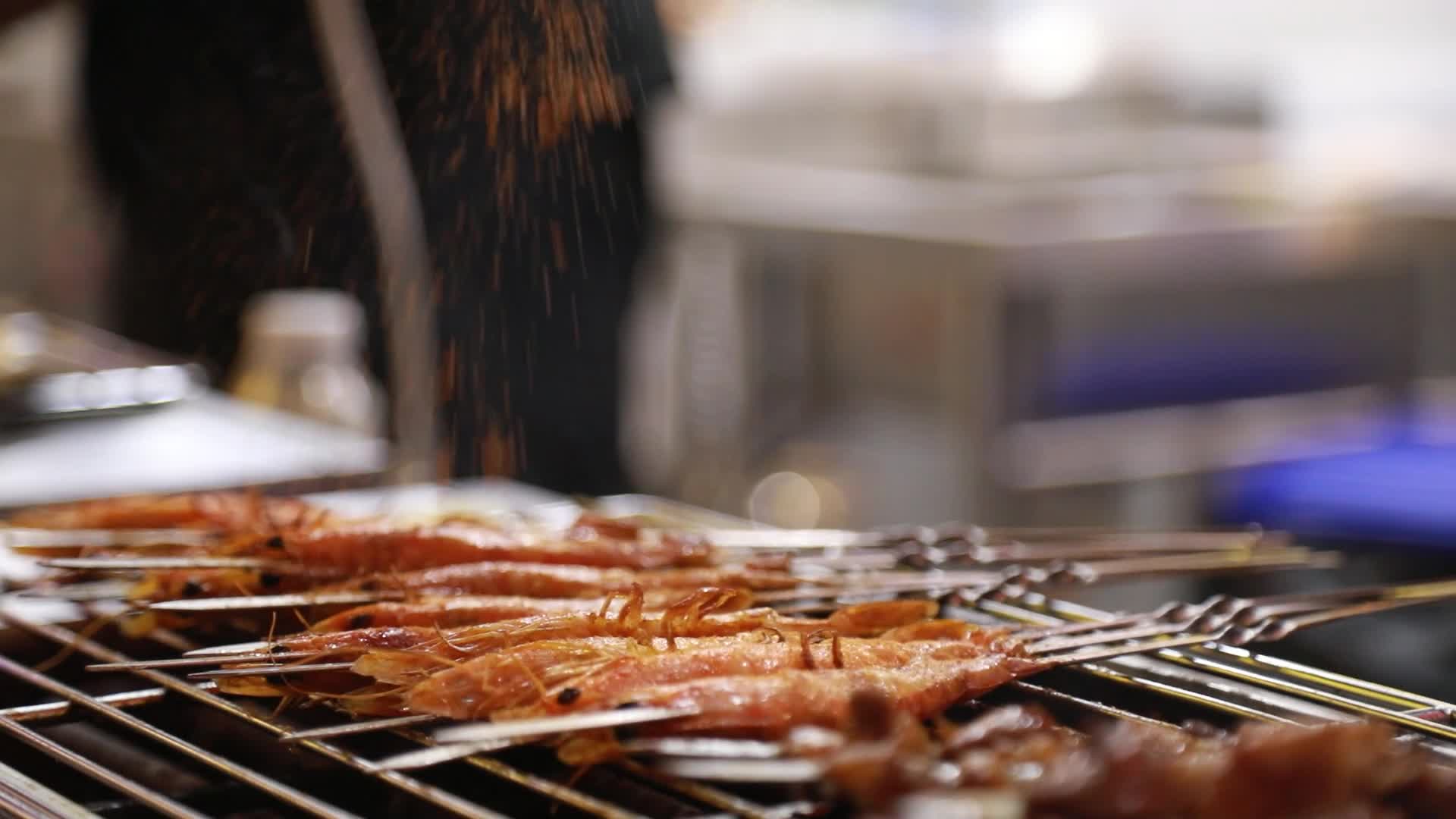 烧烤烤肉扇贝虾类制作过程视频的预览图