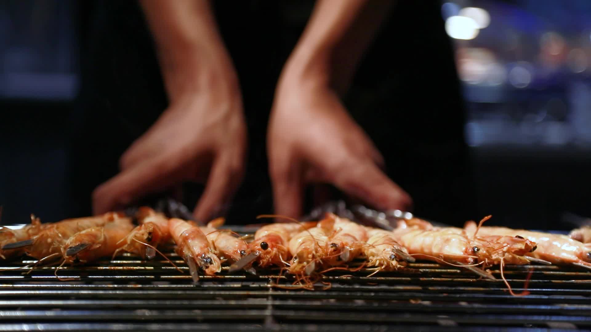 烧烤烤肉扇贝虾类制作过程视频的预览图
