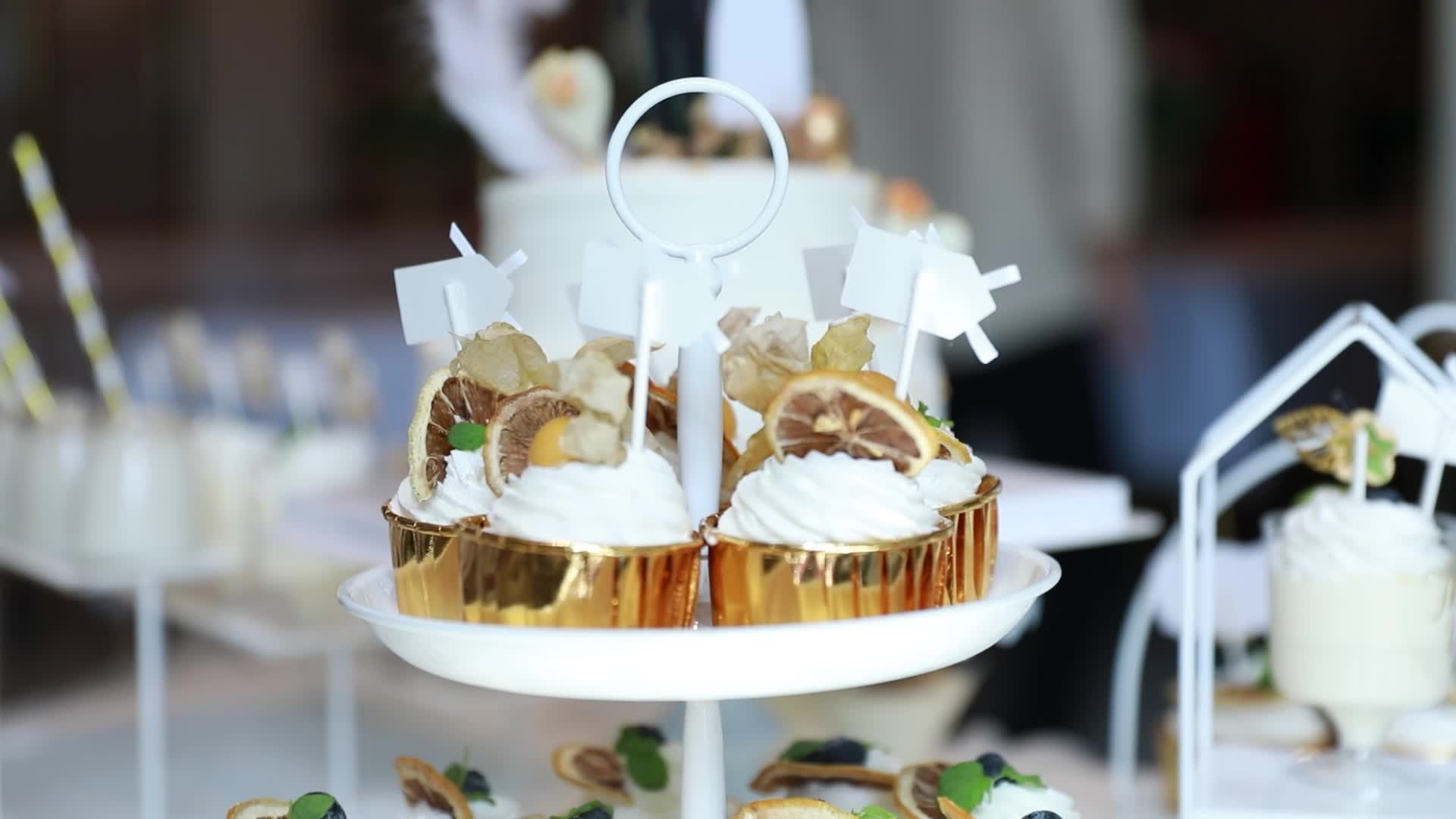 订婚典礼上的蛋糕甜点和场地视频的预览图