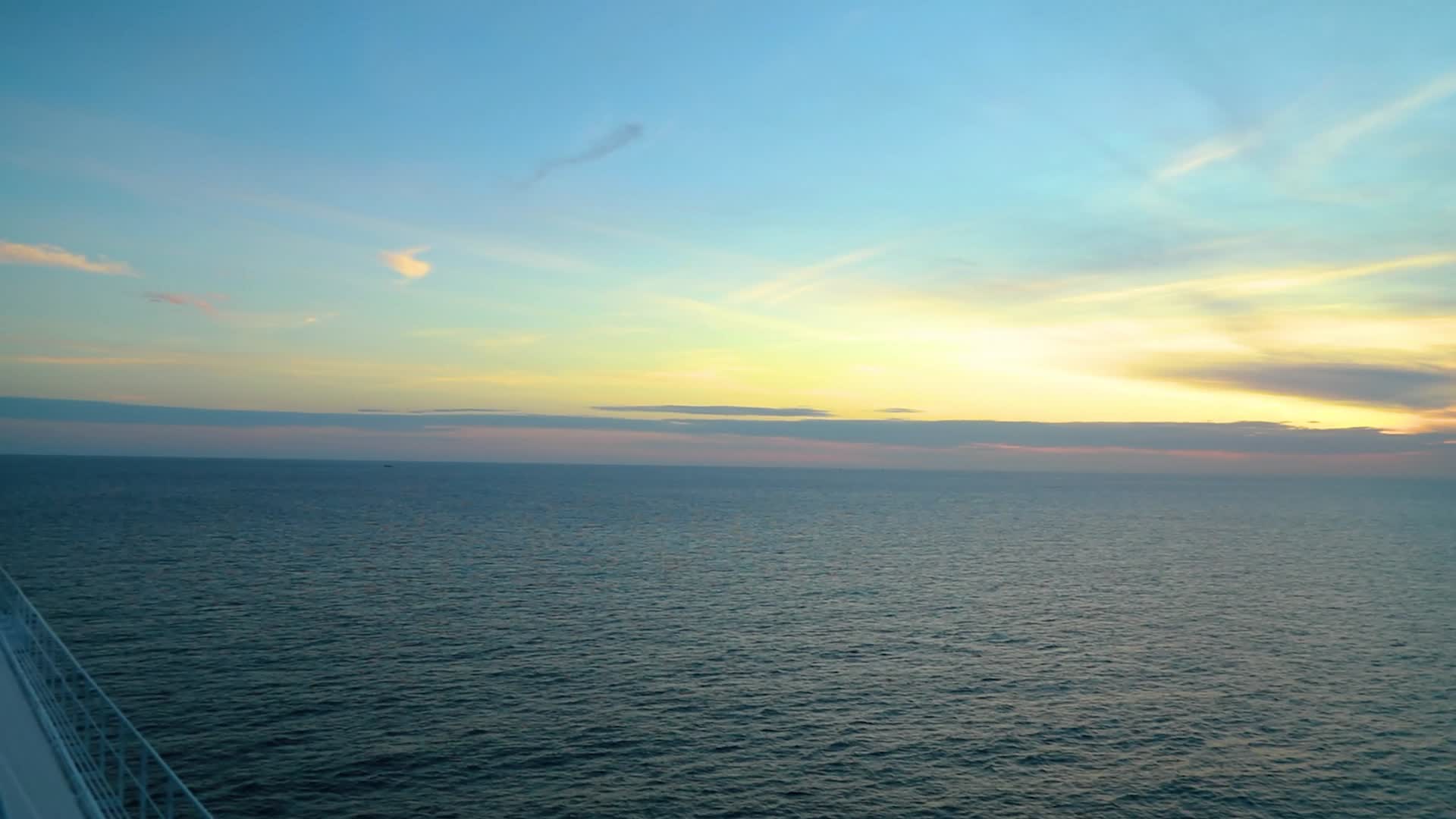 轮船上拍摄一望无际大海的日落视频的预览图