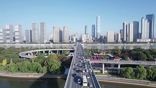 橘子洲大桥4K航拍慢镜头视频视频的预览图