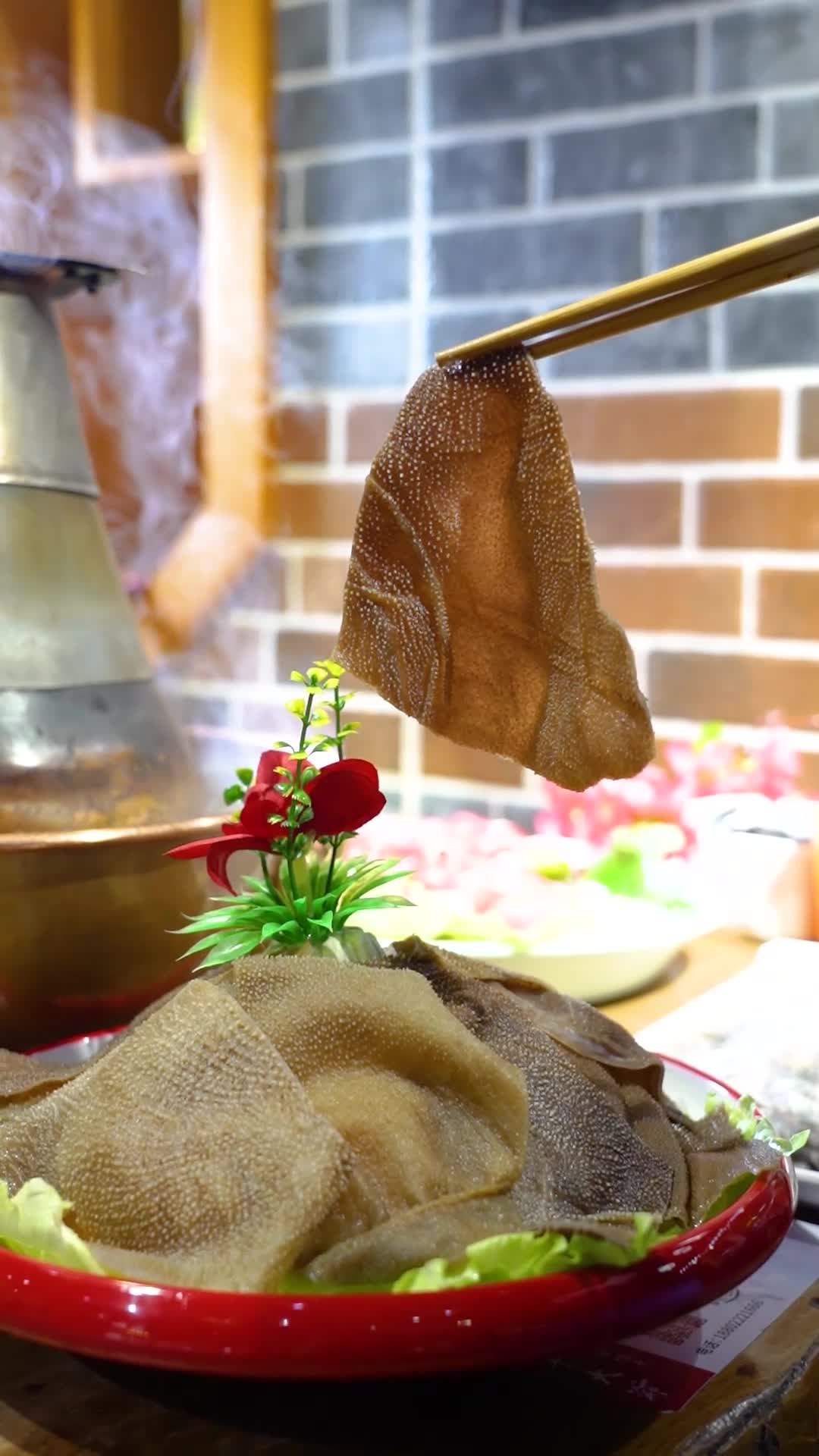 冬季火锅从火锅里夹起毛肚视频的预览图