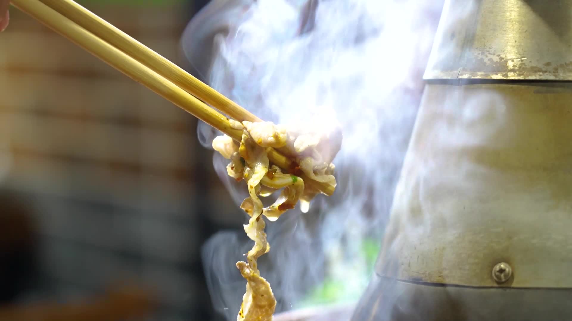 冬季火锅从火锅里夹起涮肉视频的预览图