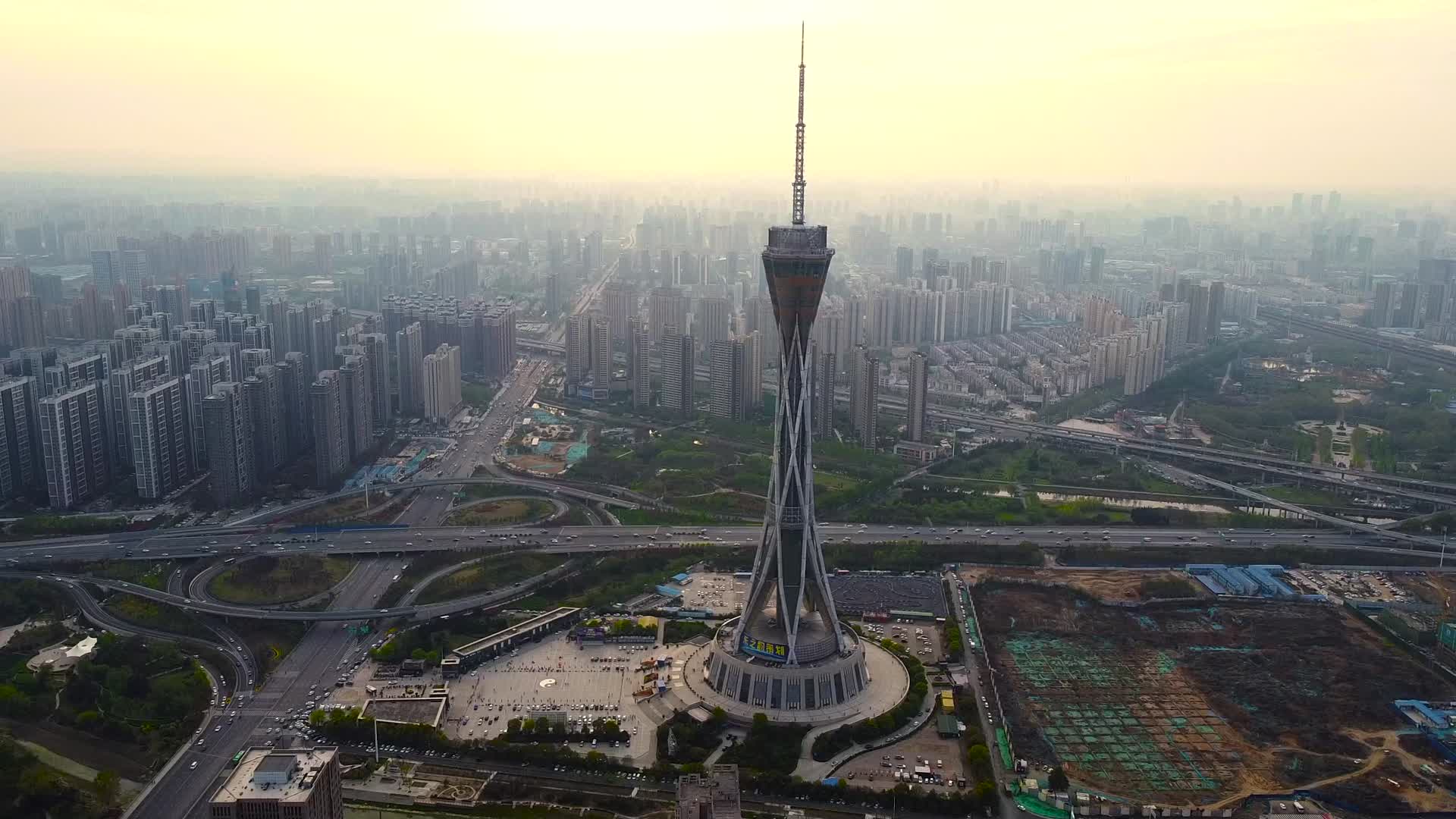 航拍郑州中原福塔城市全景视频的预览图