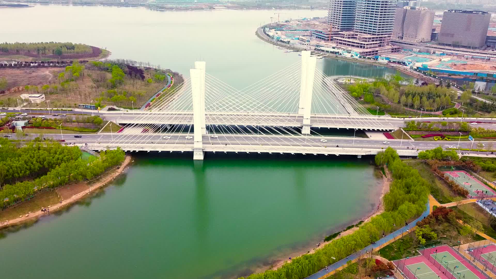 航拍郑州龙湖公园立交桥全景视频的预览图