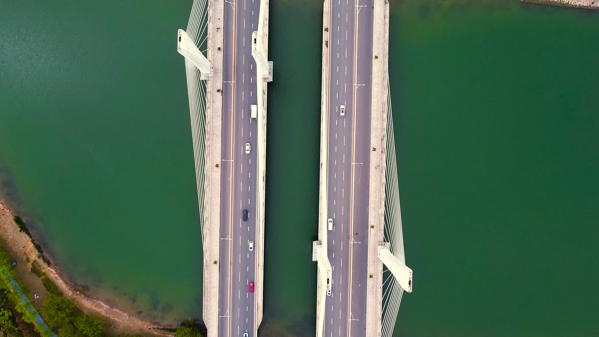 航拍俯瞰环绕郑州龙湖公园立交桥视频的预览图