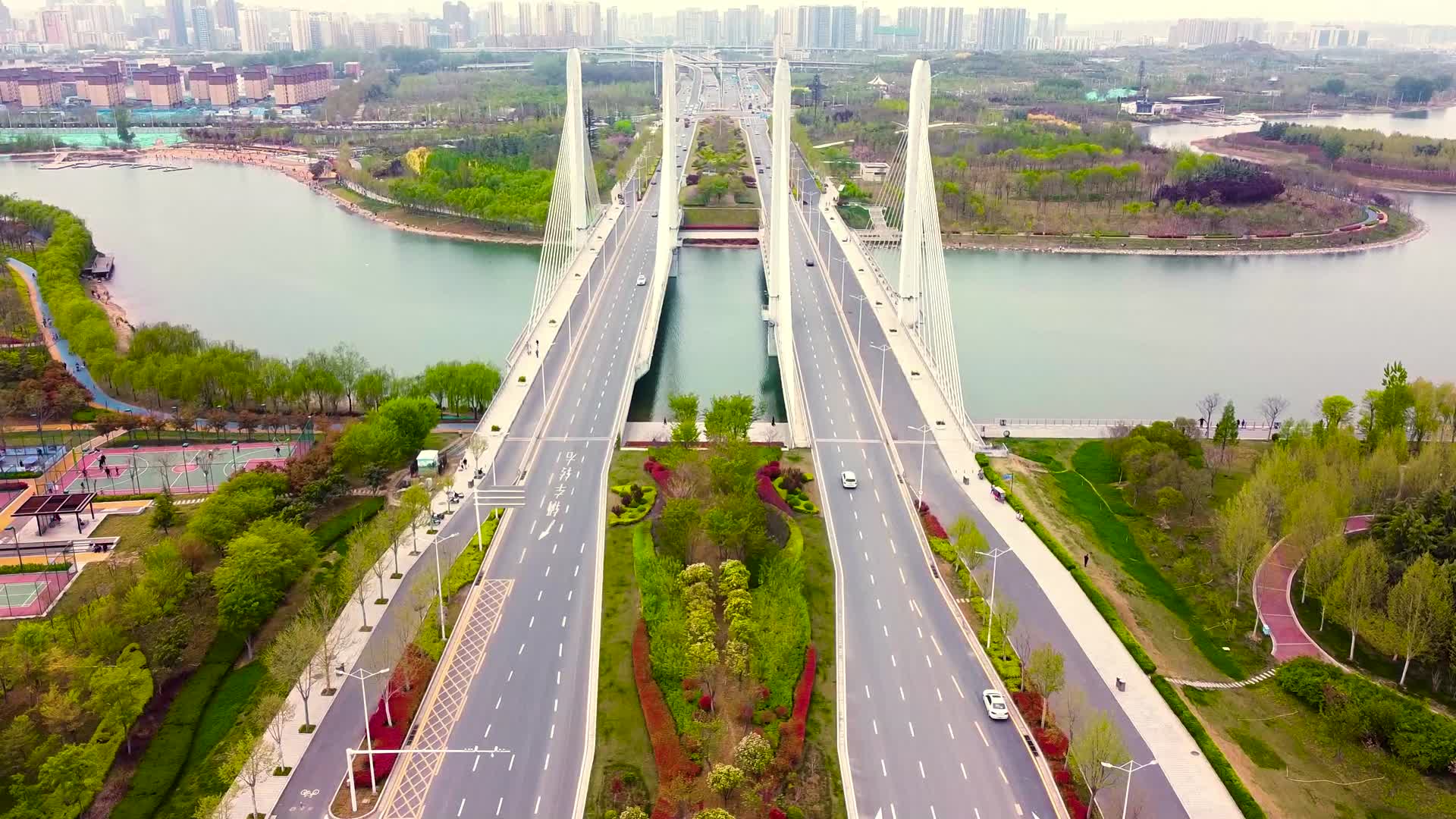 航拍郑州龙湖公园立交桥视频的预览图