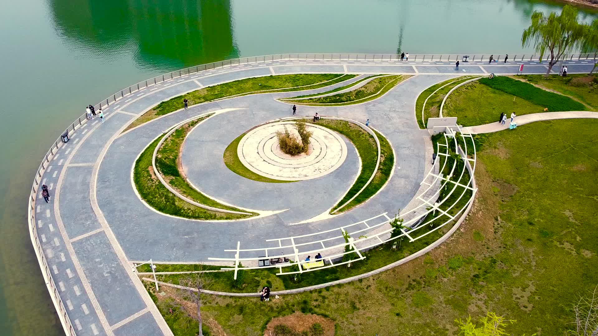 航拍郑州龙湖公园一角视频的预览图