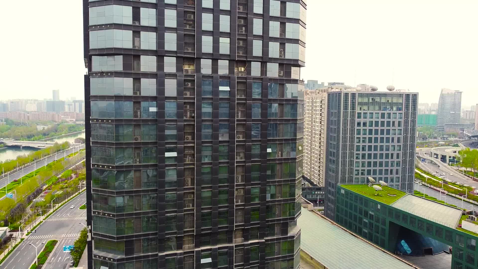 航拍郑州建筑缓缓升起画面视频的预览图
