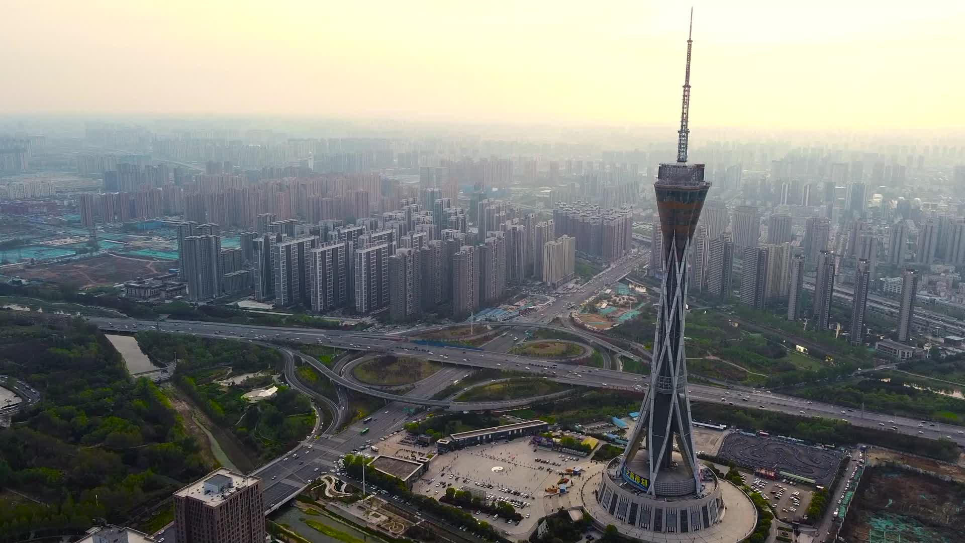 航拍郑州中原福塔全景视频的预览图