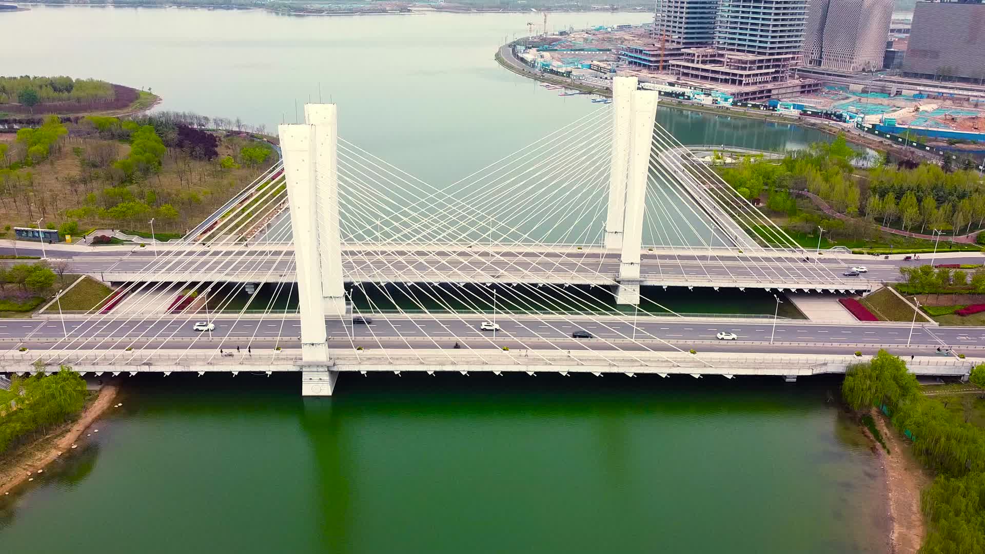 航拍环绕郑州龙湖公园立交桥视频的预览图