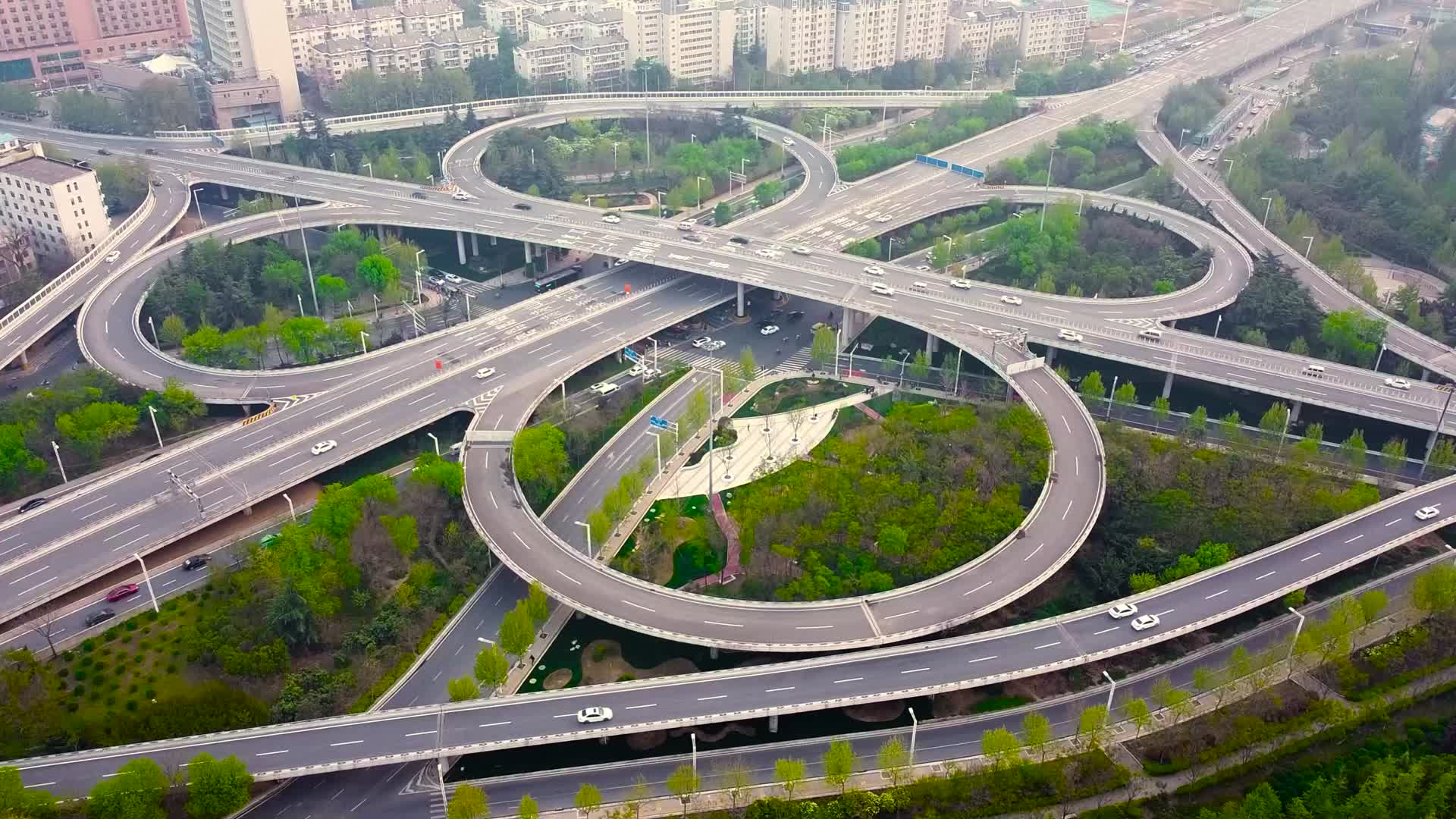 航拍郑州京广快速路立交桥车流延时视频的预览图